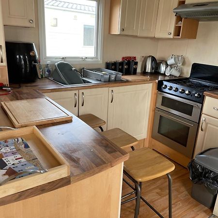 Cozy Camber Caravan 3 Bedroom Retreat With Decking ライ エクステリア 写真