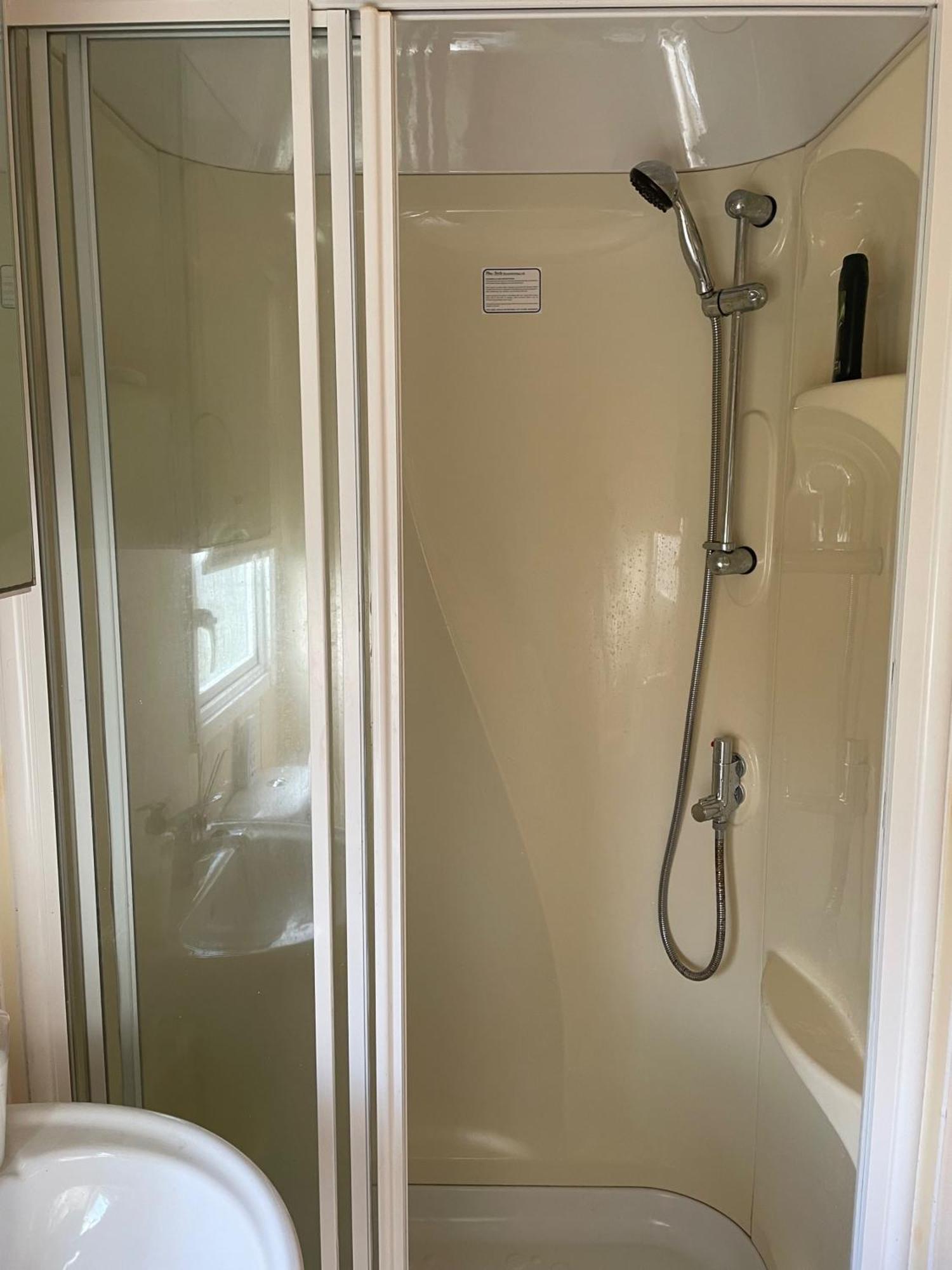Cozy Camber Caravan 3 Bedroom Retreat With Decking ライ エクステリア 写真