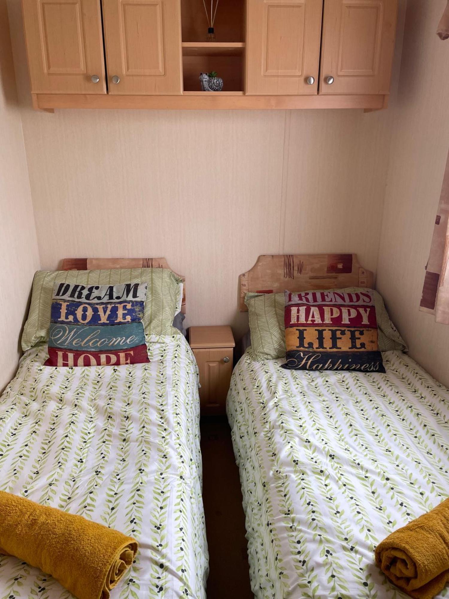 Cozy Camber Caravan 3 Bedroom Retreat With Decking ライ エクステリア 写真